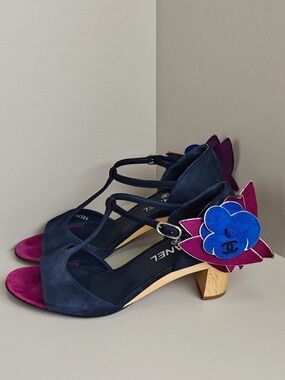 🚩steal CHANEL Navy and Fuchsia Suede Floral T-Strap Heel Sandals